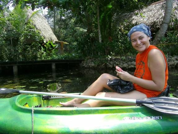 A Serena, nossa companheira de caiaque em afluente do rio Dulce, perto de Livingston, na Guatemala